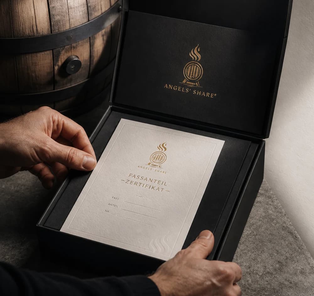 Geschenkvisualisierung: Angels’ Share Geschenkbox mit goldgeprägtem Fassanteil-Zertifikat